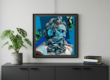 Neptuno, dipinto ispirato al mito classico, allestito in un ambiente moderno - pittura contemporanea della serie "Green Soul"